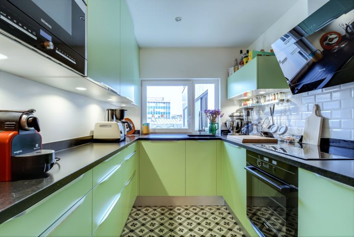 glancēts melns un zaļš virtuves komplekts
