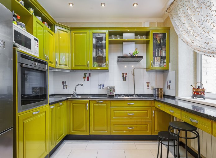 interni della cucina nei toni del verde chiaro