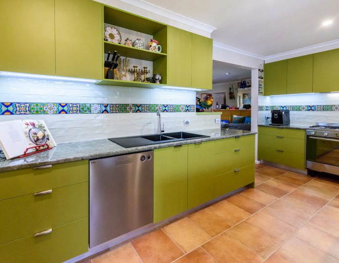 zelená v interiéri kuchyne