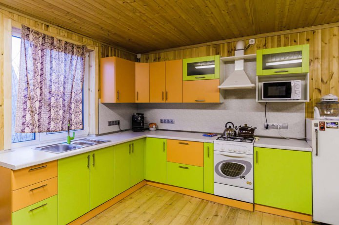 køkkenindretning i orange og lysegrønne toner