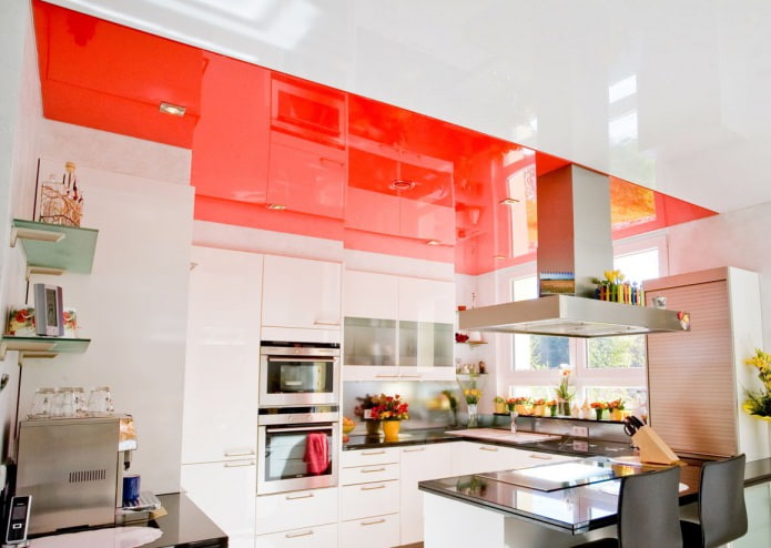 rood plafond in de keuken