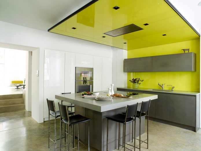 κίτρινη οροφή στην κουζίνα