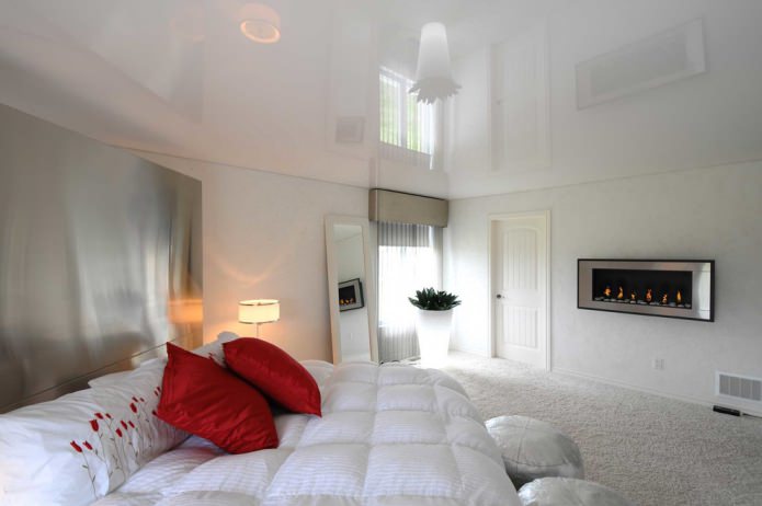 pereți și podea albi în dormitor