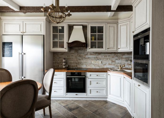 cozinha clássica branca com bancada de madeira