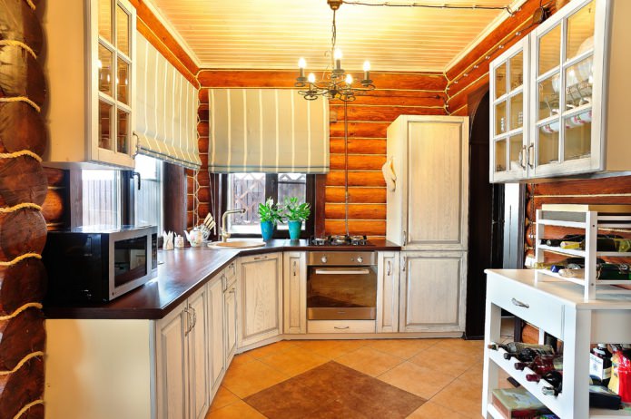 Vouwgordijnen in het interieur van een houten keuken