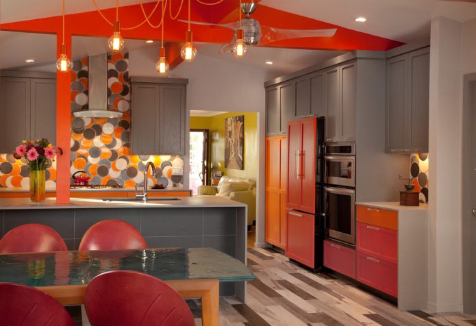 grå-orange køkken