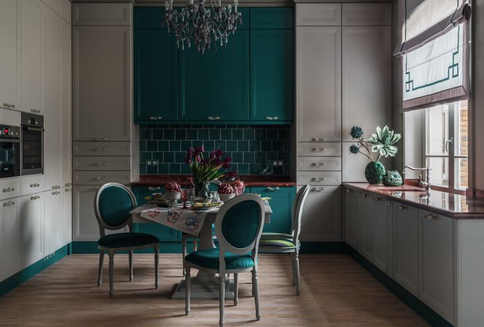 Smaragdo pilkos spalvos virtuvės fasadas