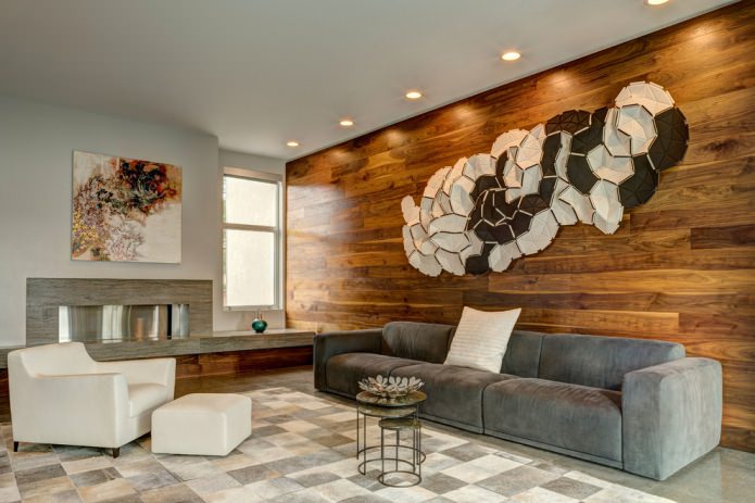 dřevěné obložení na stěně v obývacím pokoji