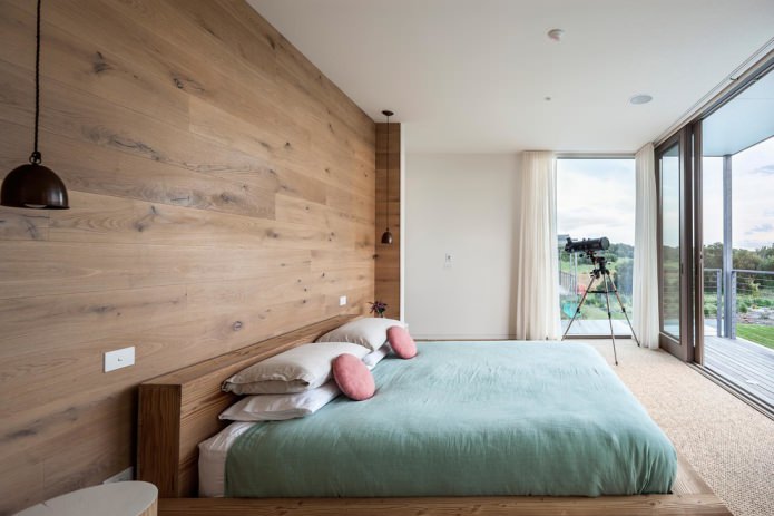 boazeria drewniana na ścianie w sypialni