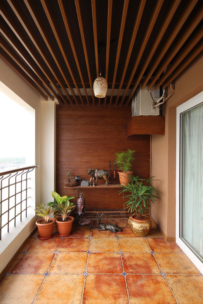 otvorený balkón s drevenou stenou