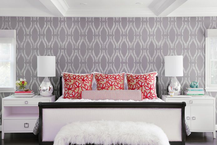 grijs-lila behang in de slaapkamer
