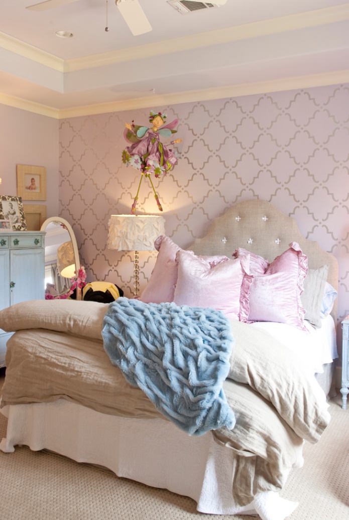 paper pintat lila clar al dormitori