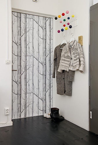 samoprzylepna dekoracja drzwi ze wzorem drzew