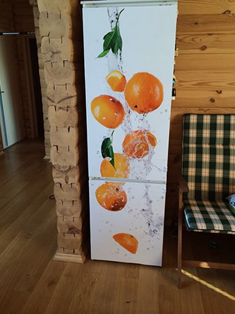 tapetes ar augļu rakstu uz ledusskapja