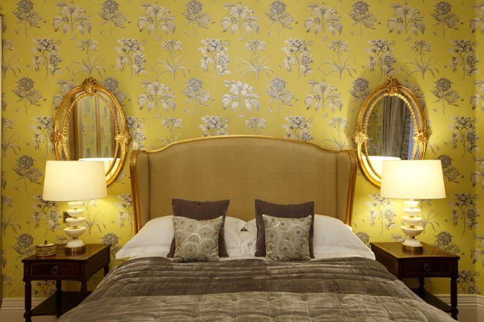 ديكور غرفة نوم مع ورق حائط ذهبي