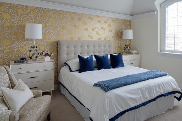 Giấy dán tường màu be vàng trong phòng ngủ