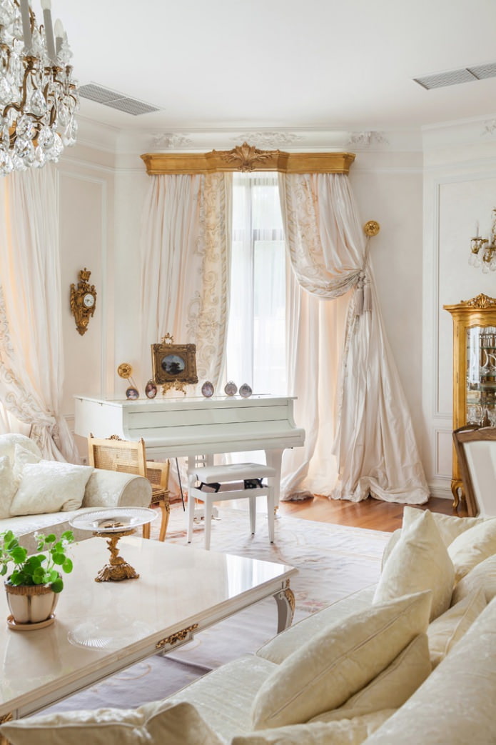 gardiner i klassisk stil i stuen