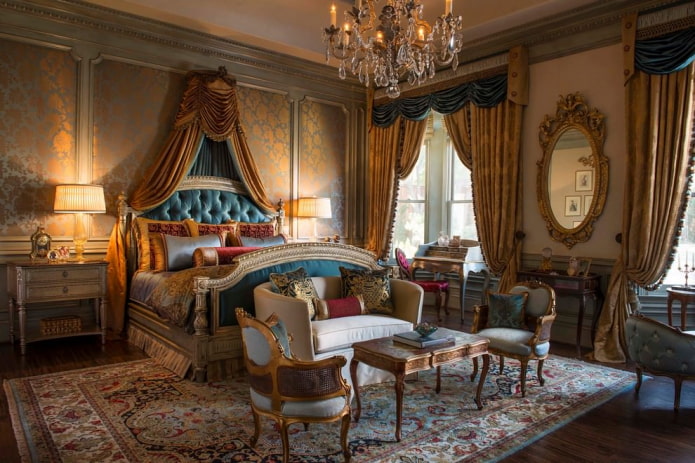 blå og guld gardiner i det barokke soveværelse