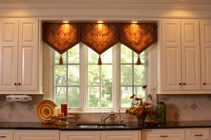 un esempio di decorazione della finestra in cucina con un lambrequin in stile orientale