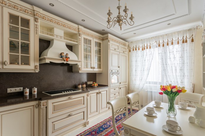 Klasikinio stiliaus smėlio spalvos virtuvės komplektas