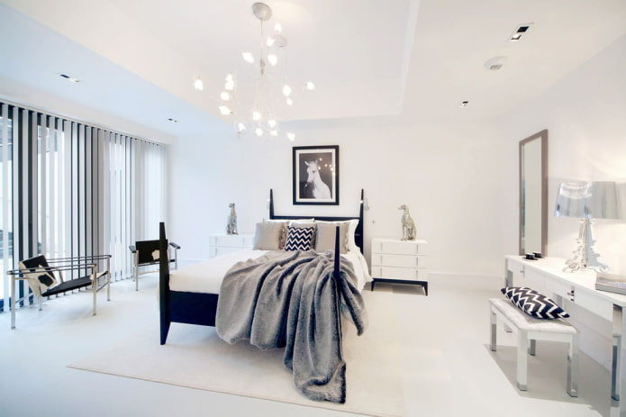 slaapkamer met perfect witte muren zonder decor