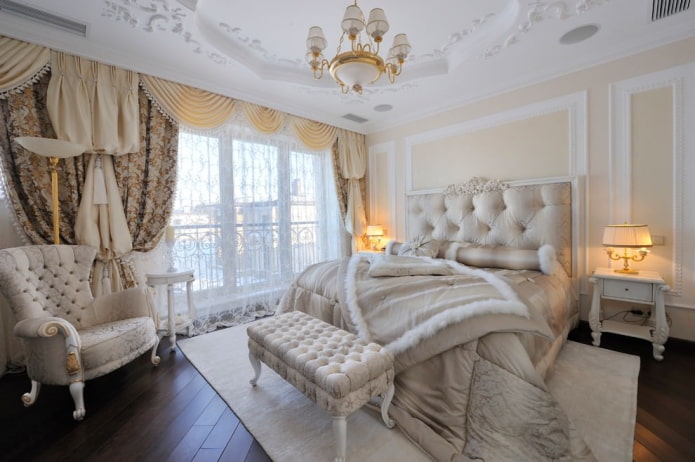 sypialnia z zasłonami i tiulem w klasycznym stylu