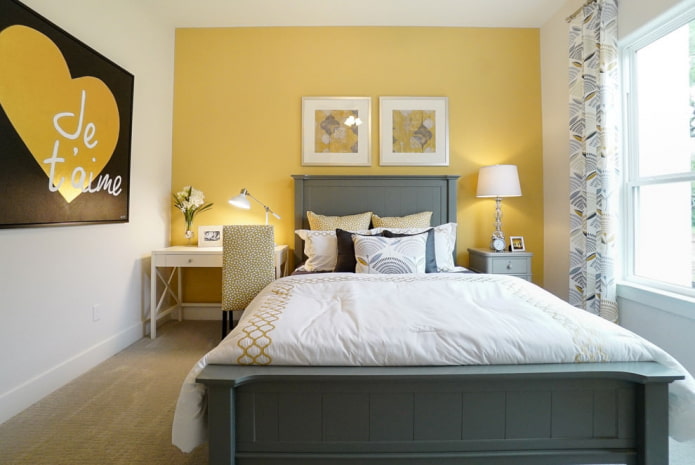 Açık sarı tonlarda yatak odası