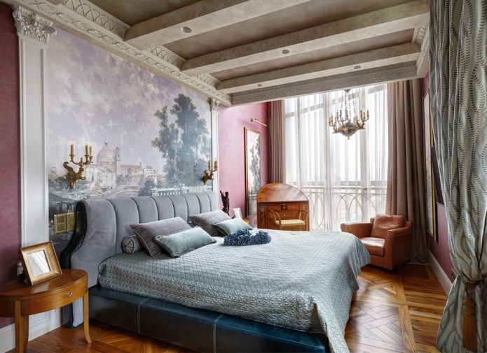 стената в главата на леглото в спалнята в класически стил е украсена с рисуване върху нетъкан текстил