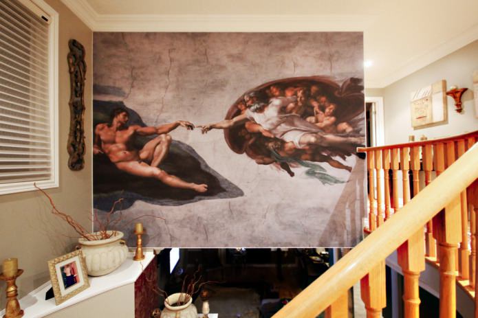 freska s reprodukciou Michelangelovho obrazu Stvorenie Adama