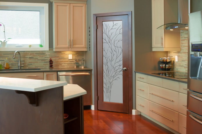 hnedé dvere v kuchyni