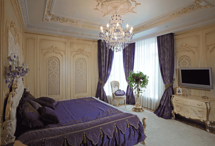 fialová a béžová barokní ložnice
