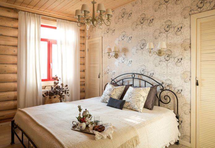 dormitori en colors neutres en una casa de fusta