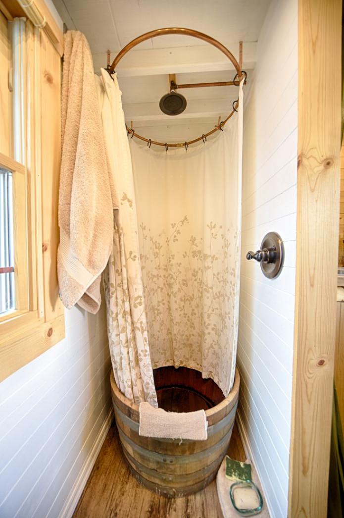 duș într-o casă mică la țară