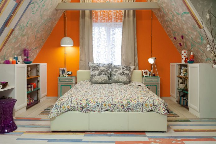 tavan arası yatak odasında desenli tül