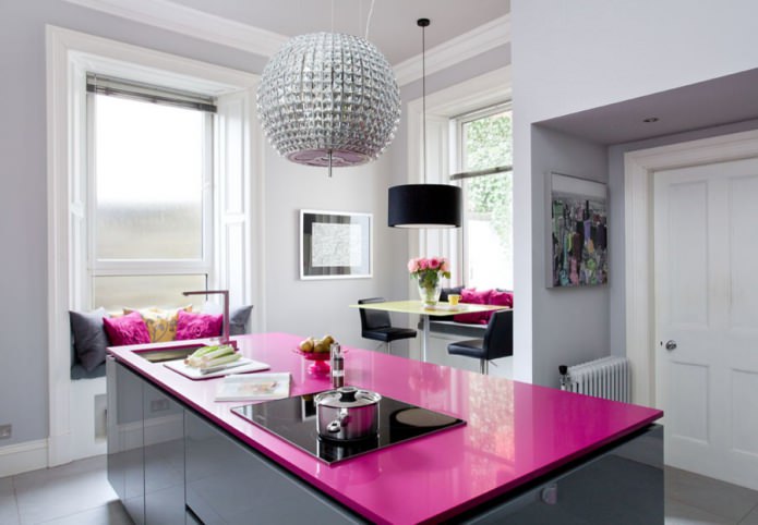 lyserød bordplade