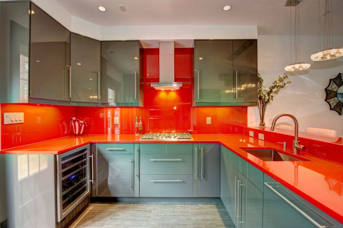 keuken met rood kunststof aanrechtblad