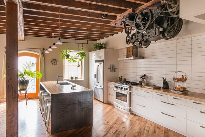бяла кухня в стил таванско помещение с практични тухлени плочки
