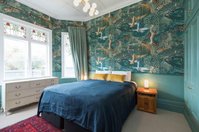 groen behang met patroon in de slaapkamer
