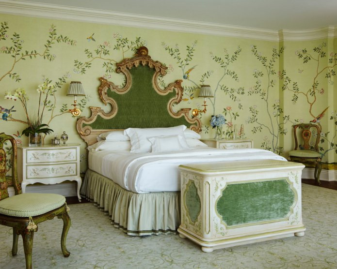 groen behang met bloemmotief in de slaapkamer