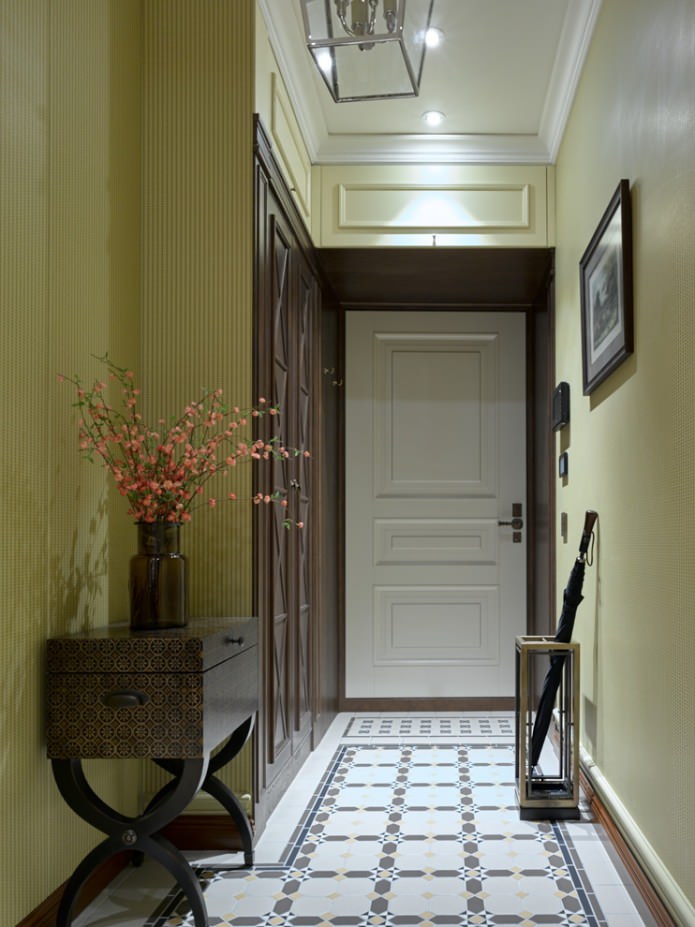 phong cách cổ điển trong hành lang với giấy dán tường màu xanh lá cây