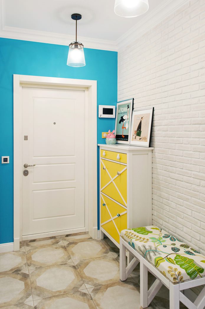 φωτεινό μπλε τοίχο και ταπετσαρία από τούβλα στο διάδρομο