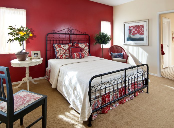 rød mur i soveværelset