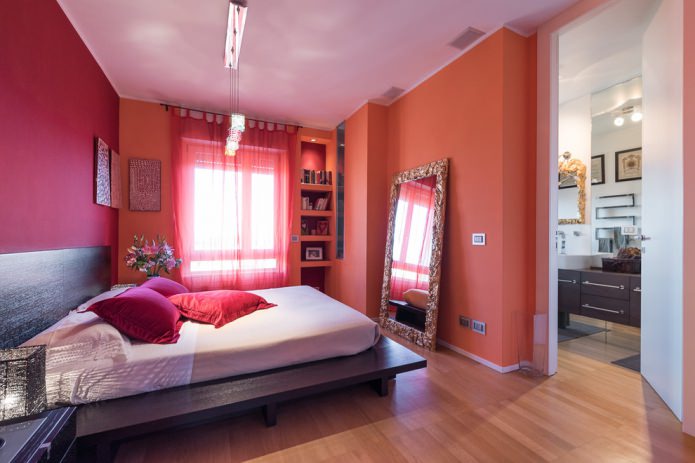 חדר שינה עם קירות אדומים
