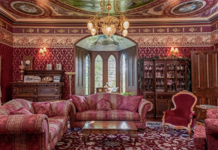 Ruang tamu berwarna merah dan coklat dalam gaya klasik