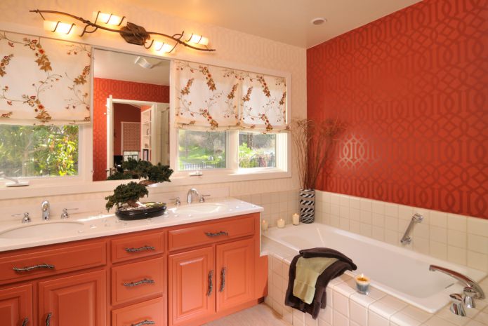 Raudonas ir smėlio spalvos vonios kambario interjeras