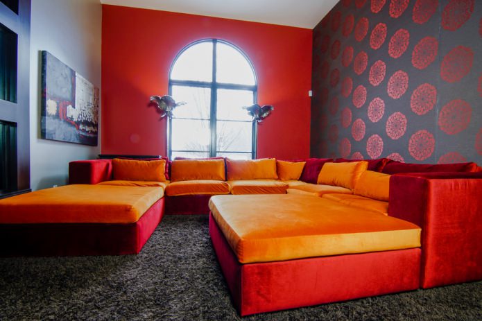 Punainen ja oranssi olohuoneen suunnittelu