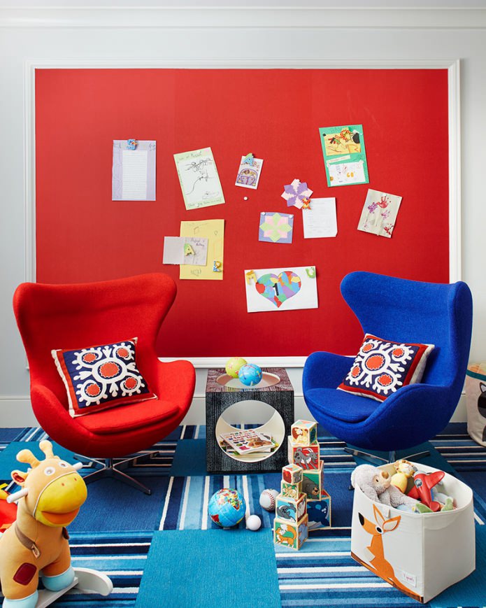 cameră pentru copii roșie și albastră