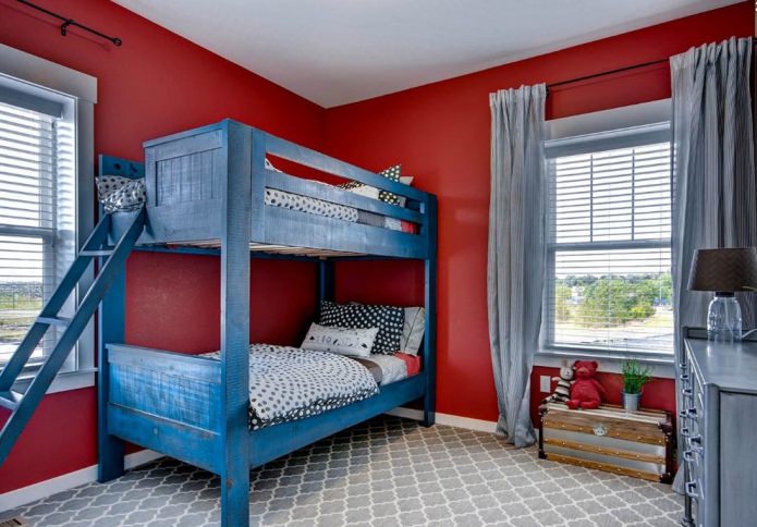 sarkana un zila bērnu istaba