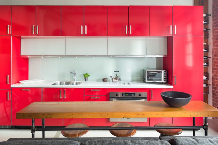 skleněná bílá zástěra v červené kuchyni