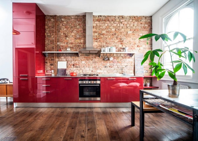 Sarkans ķieģelis virtuvē ar sarkanām fasādēm